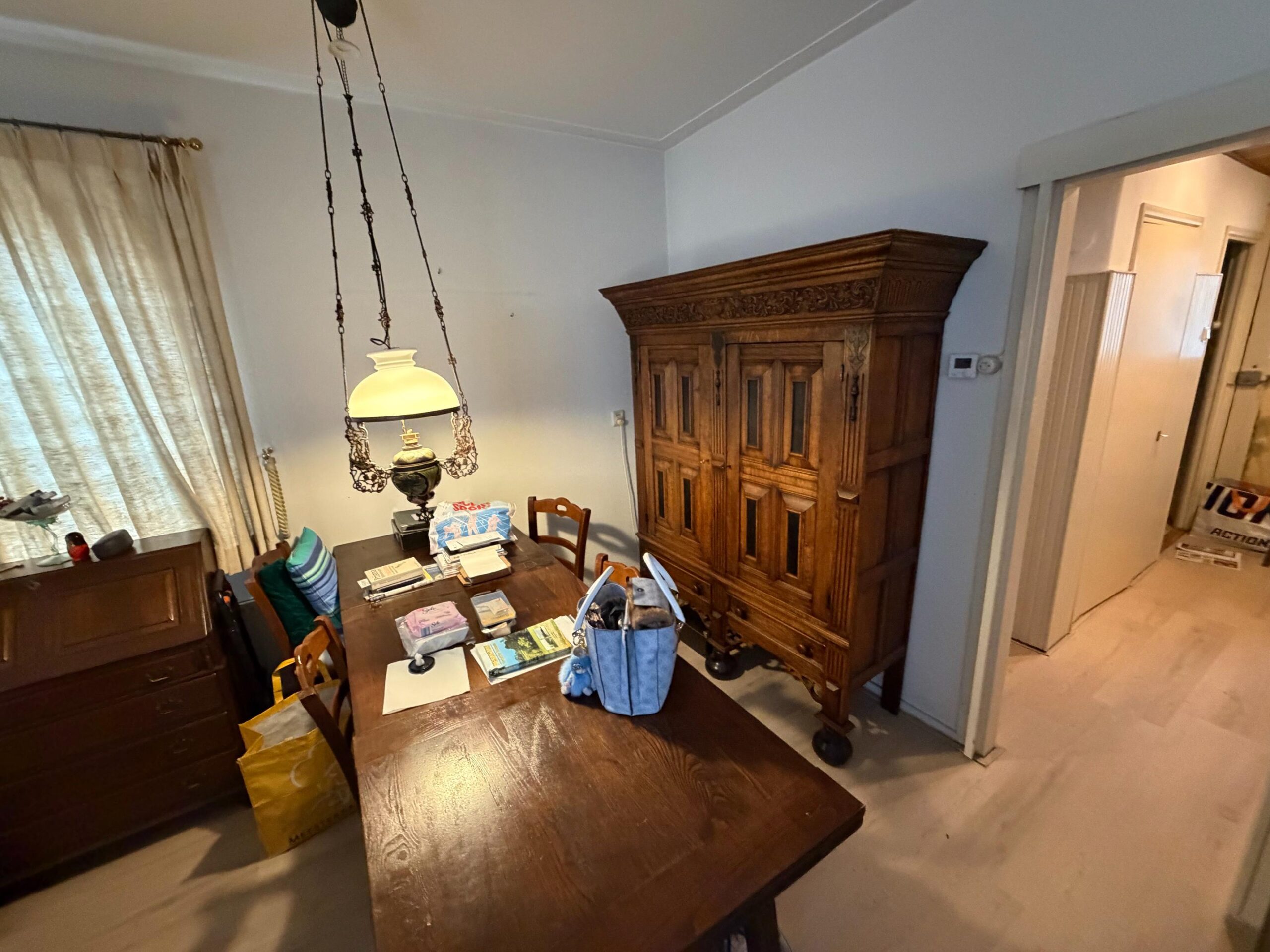 Ingerichte woonkamer met antieke kast in Amsterdam Osdorp, vóór de woningontruiming