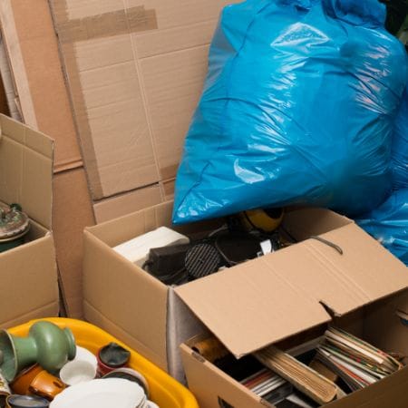 Dozen en zakken met inboedel, ingepakt tijdens een ontruiming