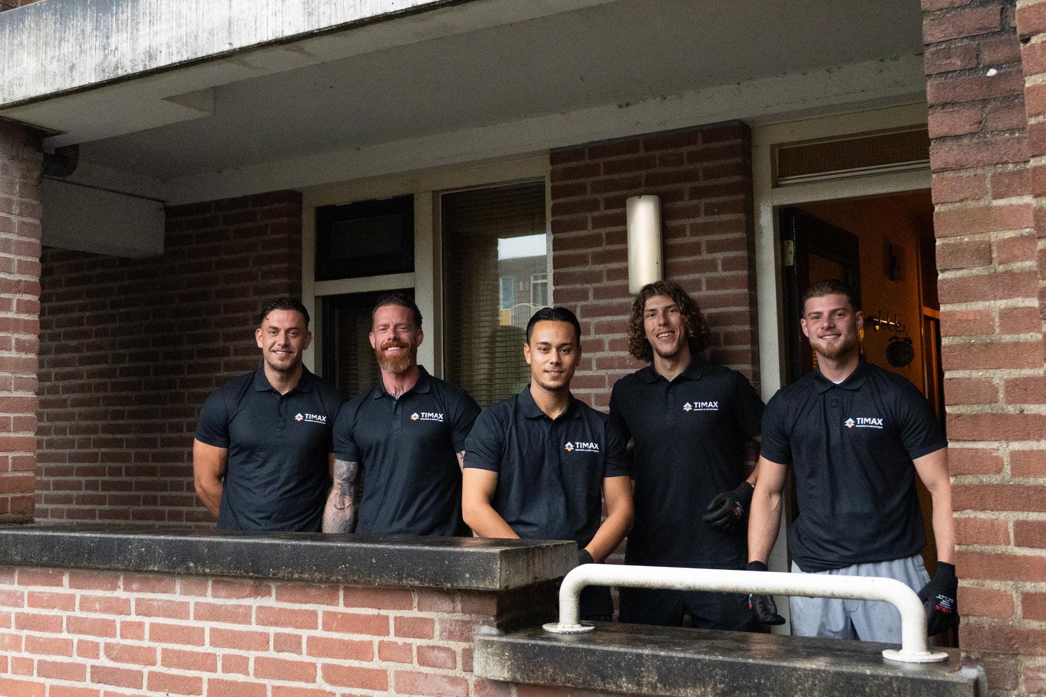 Het team van Timax Ontruimingen voor een woning met bakstenen gevel