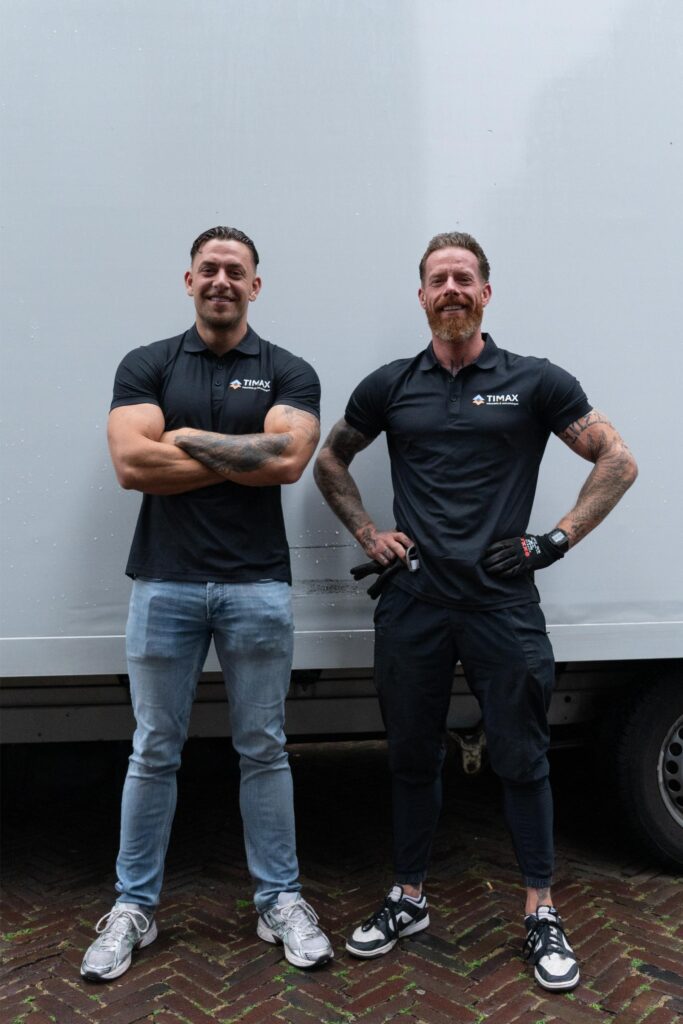 Tim en Max van TIMAX voor hun witte verhuiswagen