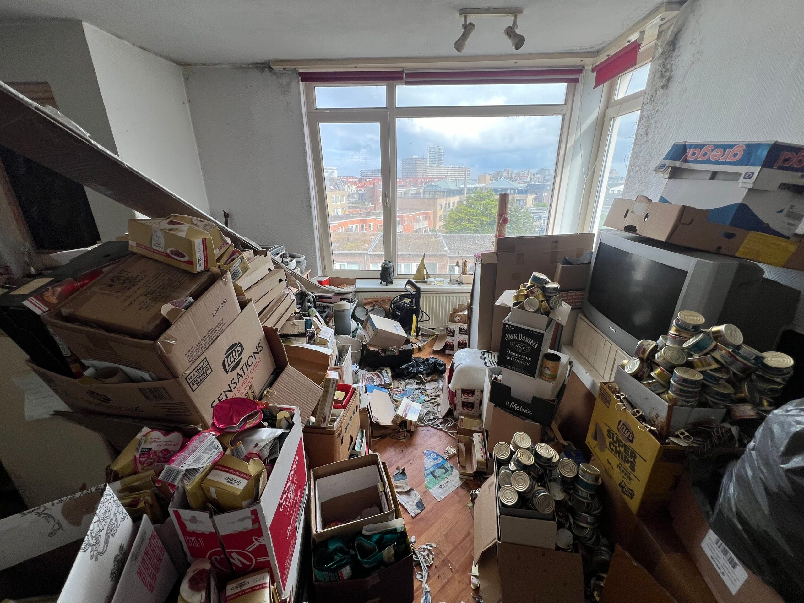 Zandvoort_Kamer_voor1-scaled Zwaar verwaarloosde woning reinigen met beschermingsmiddelen